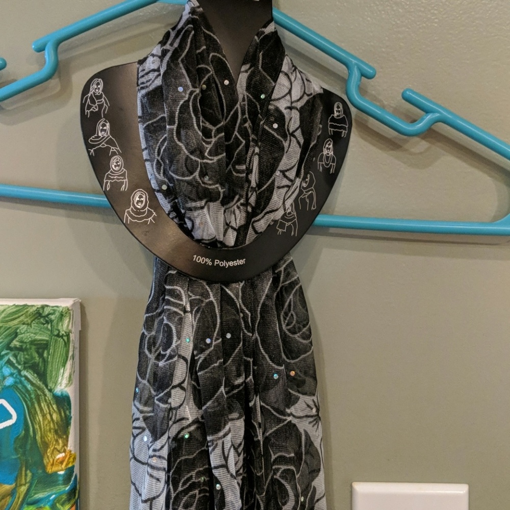 Really pretty black and white scarf